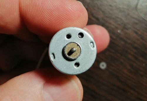 Vue de face du moteur trouvé dans le servo